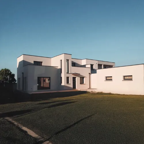 Maison moderne à toit plat construite à Saint-Priest (69), design contemporain et élégant