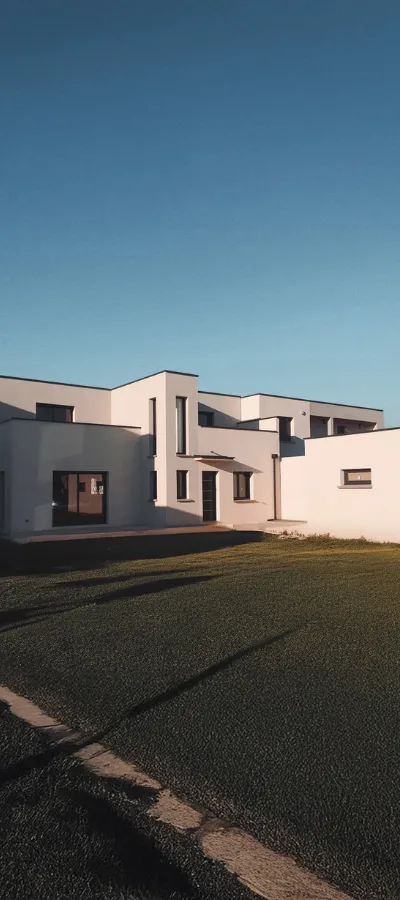 Maison moderne à toit plat construite à Saint-Priest (69), design contemporain et élégant